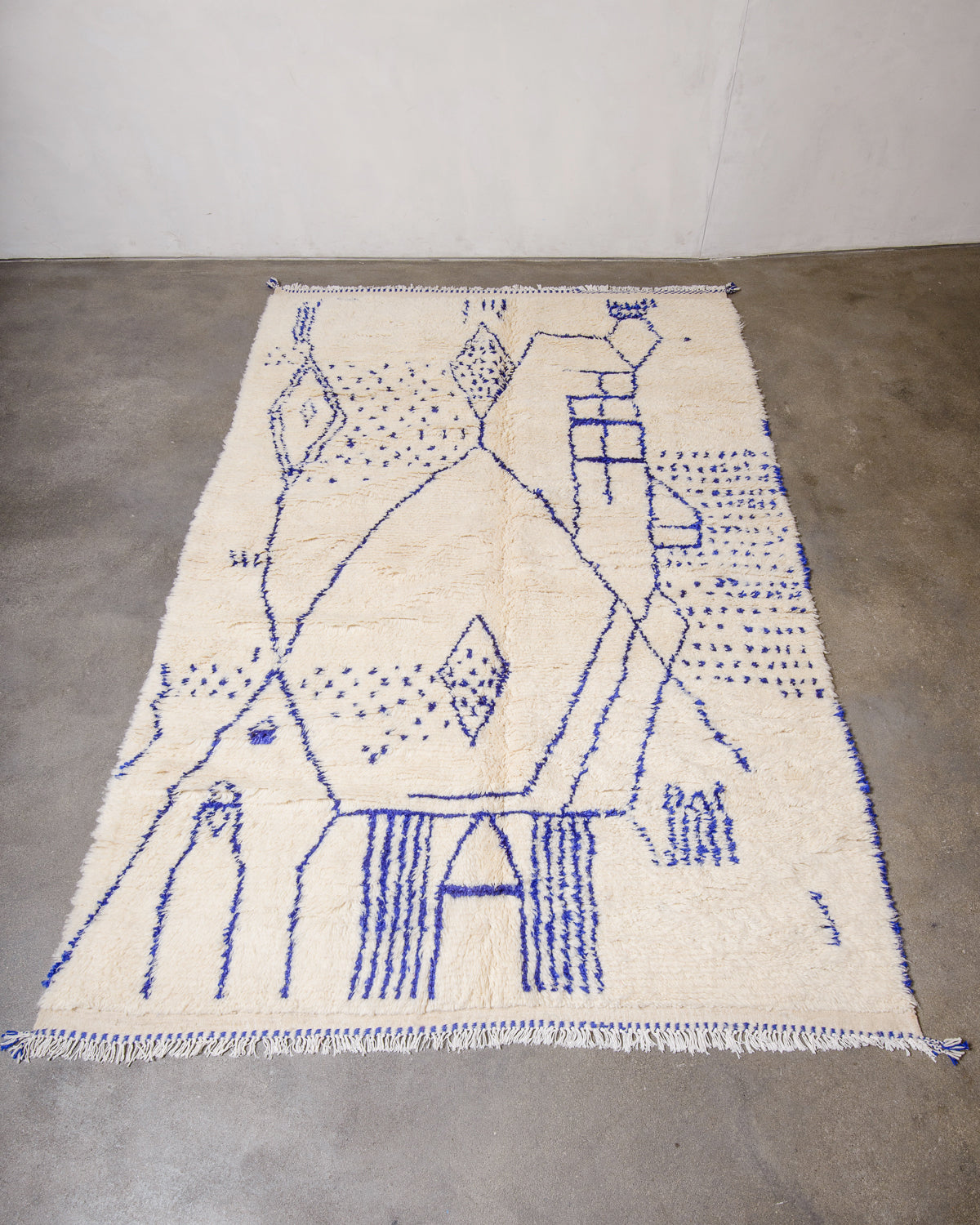 Modern designer handcrafted Berber rug from Morocco. Azilal rug with beautiful colours and patterns. Made of sheep’s wool and cotton.